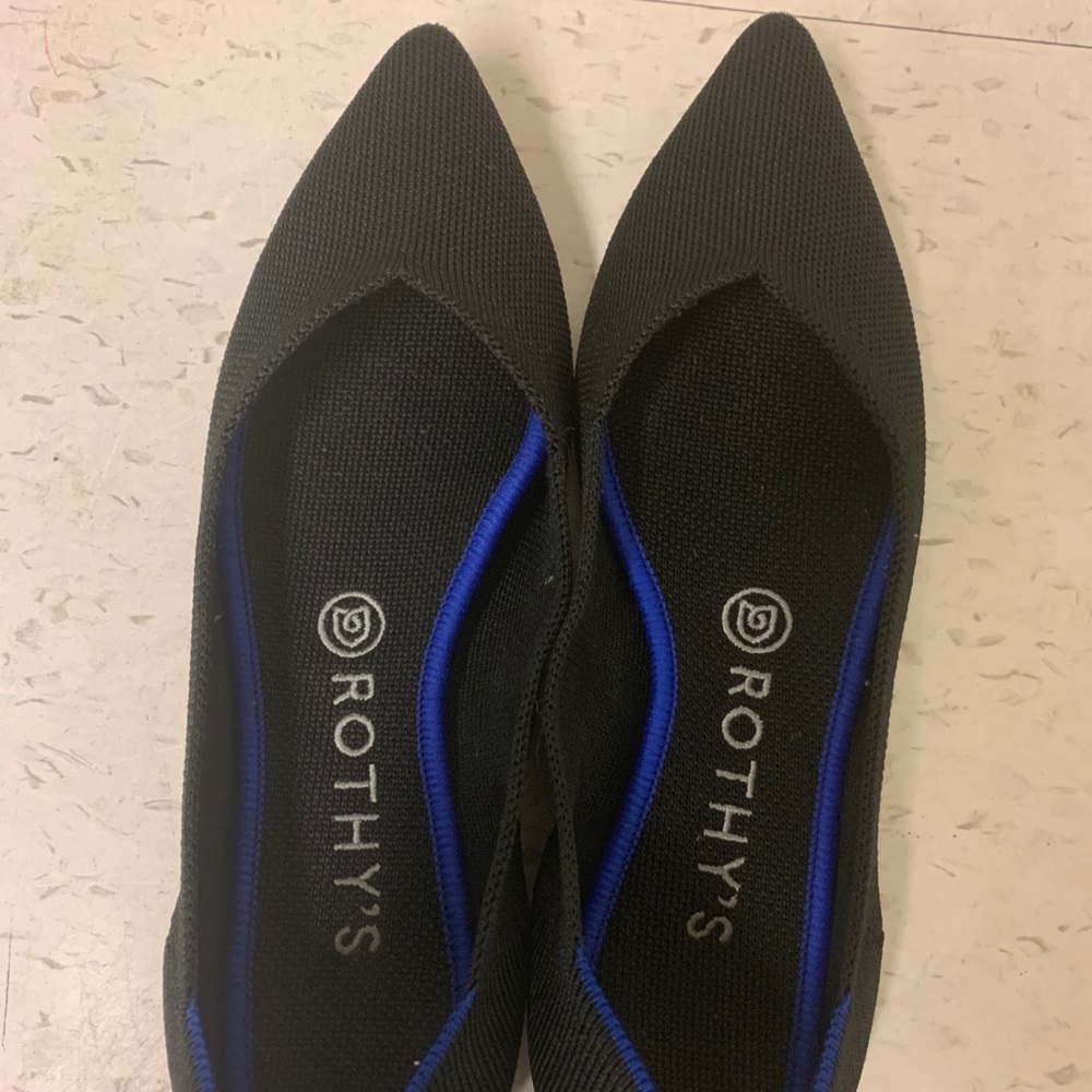 Rothys size 8 black pointed flats